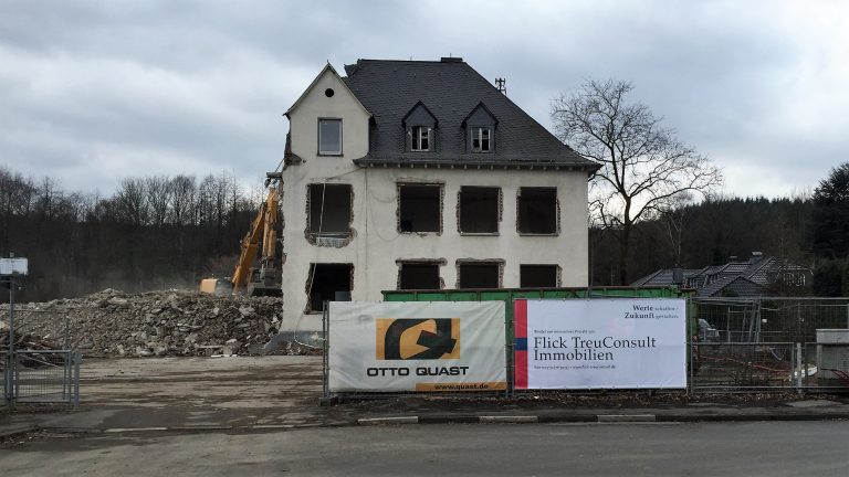 Mehr über den Artikel erfahren Der Weg für das Stadtteilquartier in Buschhütten wird geebnet – Beginn der Abrissarbeiten