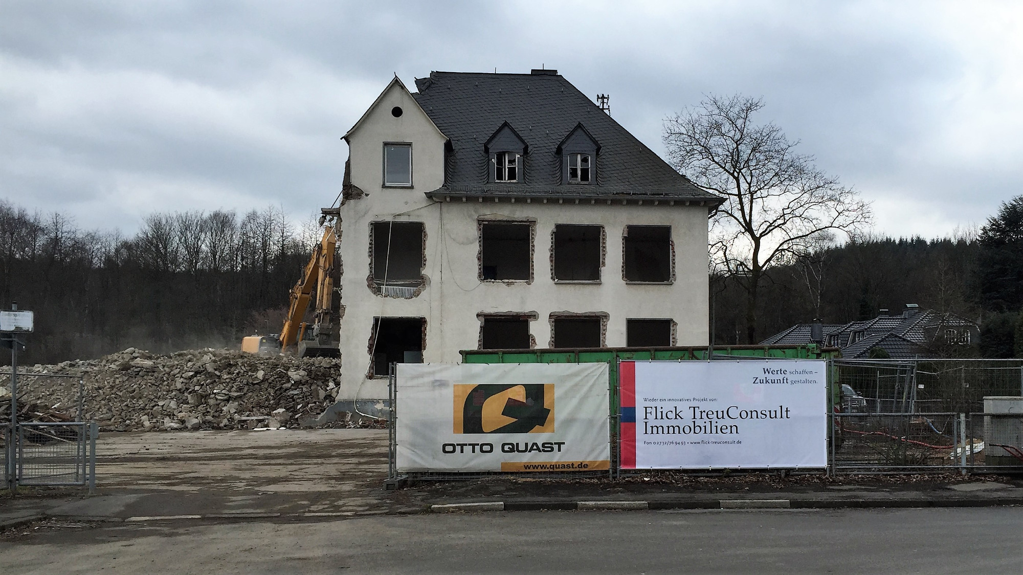 Du betrachtest gerade Der Weg für das Stadtteilquartier in Buschhütten wird geebnet – Beginn der Abrissarbeiten